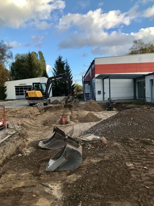 Vor dem Feuerwehrhaus in Bienenbüttel befindet sich derzeit eine Baustelle. Foto: Gemeinde