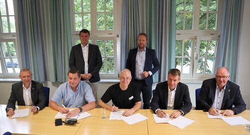Die Bürgermeister der Stadt Uelzen und der Samtgemeinden haben die Verträge bereits unterzeichnet. Bienenbüttels Bürgermeister Dr. Merlin Franke wird ebenfalls noch unterschreiben. Foto: Samtgemeinde Bevensen-Ebstorf