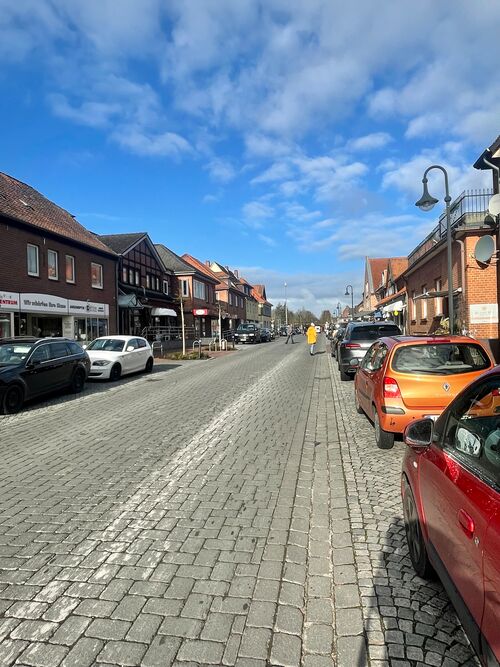 Um den Kunden ihren Einkauf so angenehm wie möglich zu gestalten, wünschen sich die Einzelhändler unter anderem eine bessere Parksituation an der Bahnhofstraße. Foto: Gemeinde