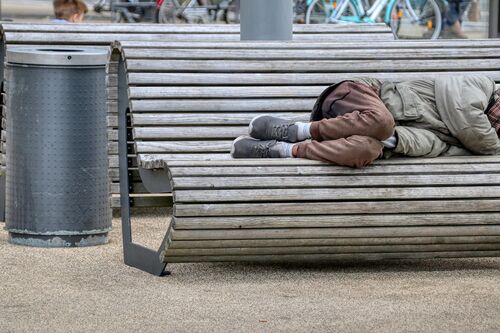 Die Bienenbütteler sorgen sich um einen obdachlosen Mann, der die Nächte unter anderem auf Parkbänken verbringt. Symbolfoto: Pixabay/Alexander Fox/PlaNet Fox