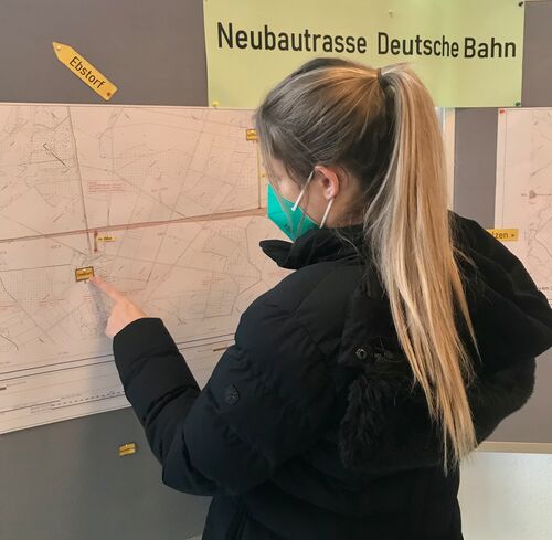 Zu den Öffnungszeiten des Rathauses können alle interessierten Bürger sich dort die Neubautrassen-Pläne der Bahn ansehen. Foto: Gemeinde