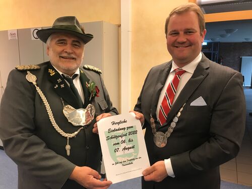 1. Gildeherr Uwe Seehafer (l.) übergibt Bürgermeister Dr. Merlin Franke offiziell die Einladung zum Bienenbütteler Schützenfest 2022.