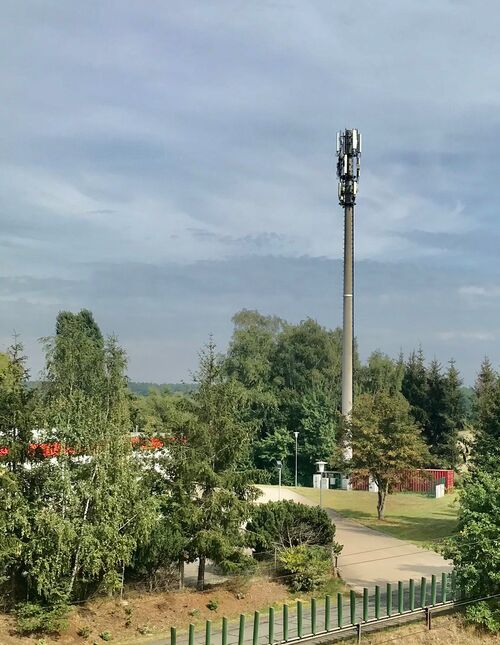 Um die mobile Internetverbindung zu verbessern, sollen in der Einheitsgemeinde weitere Funkmasten wie dieser am Bienenbütteler Feuerwehrhaus errichtet werden. Foto: Gemeinde Bienenbüttel