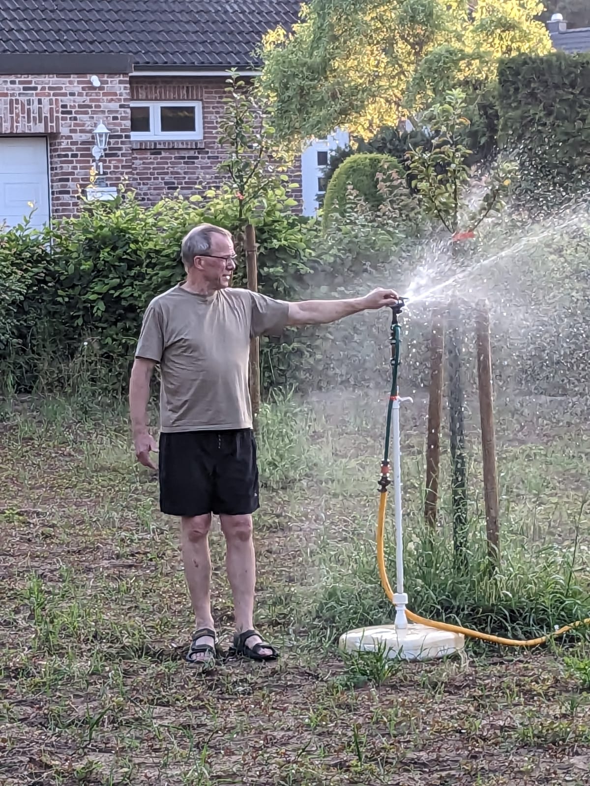 Andreas Feige bewässert Blühfläche in Grünhagen